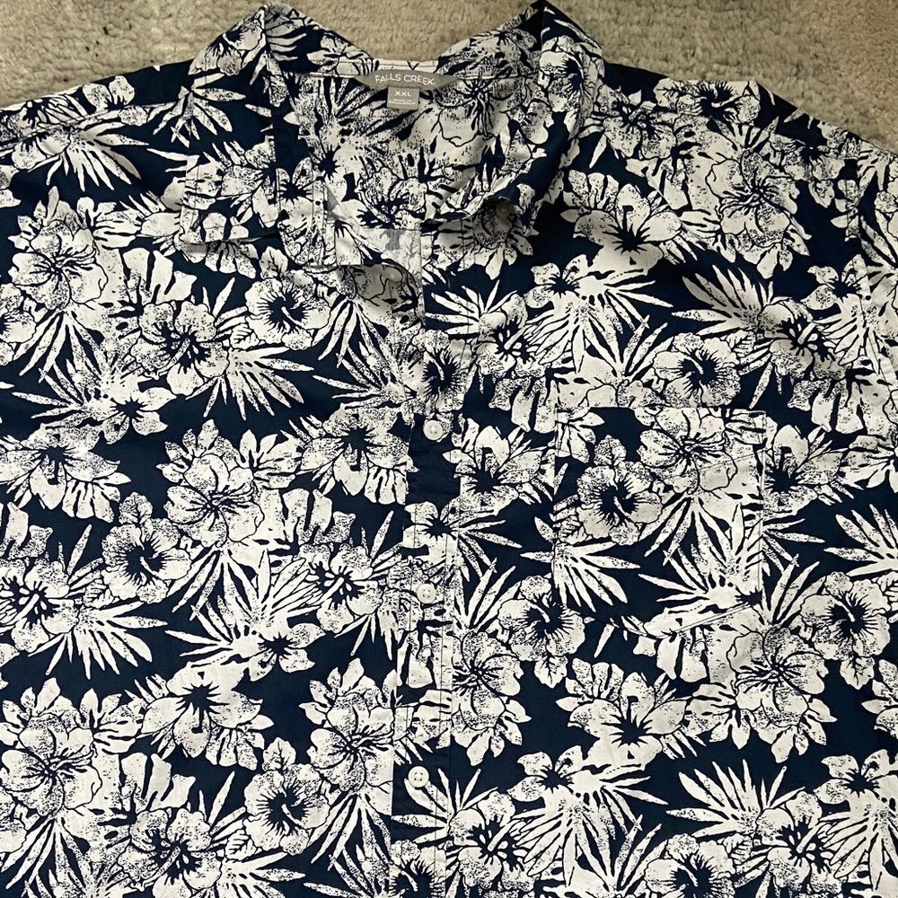 ✨5 for $15✨ Navy Floral Hawaiian Men's Shirt - Picture 2 of 6
